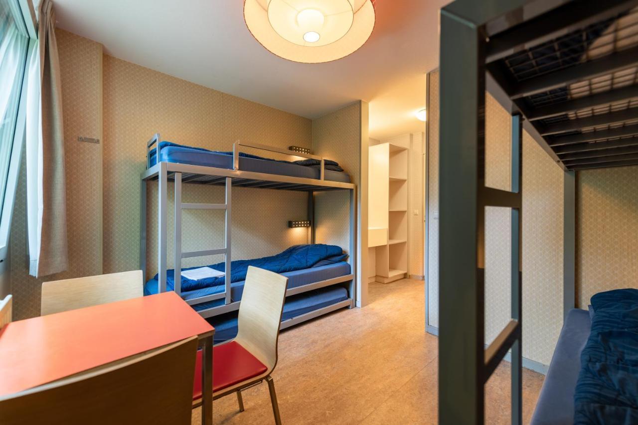 Vierbettzimmer mit eigenem Bad und Dusche