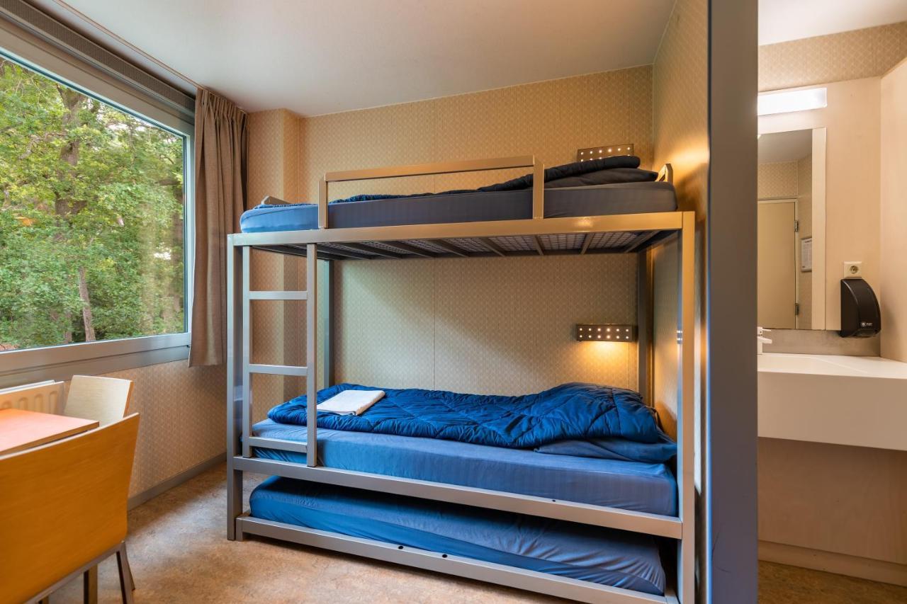 Zweibettzimmer mit Etagenbetten und einem eigenen Bad mit Dusche